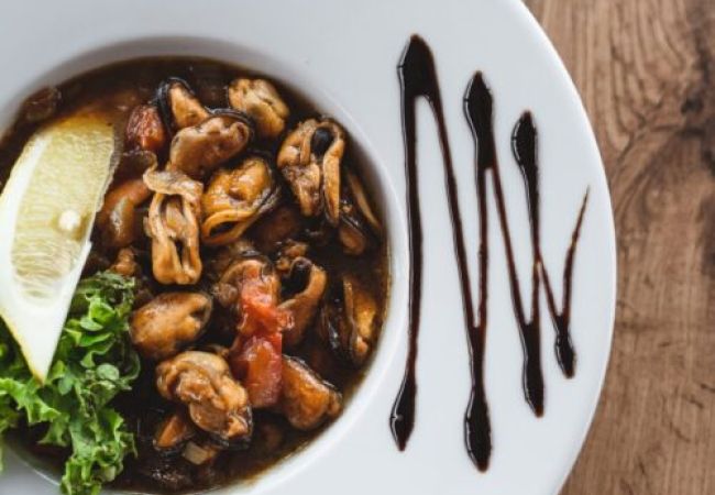 piatto di cozze di mare e glassa di aceto balsamico