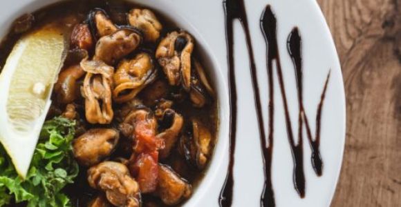 piatto di cozze di mare e glassa di aceto balsamico